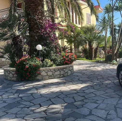 לינה וארוחת בוקר Marina 3*